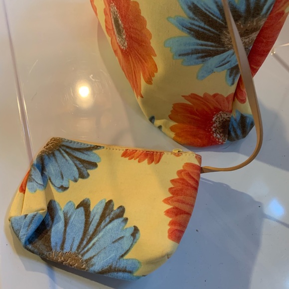 Lord & Taylor floral beach bag with leather trim and bucket hat set - Picture 5 of 6